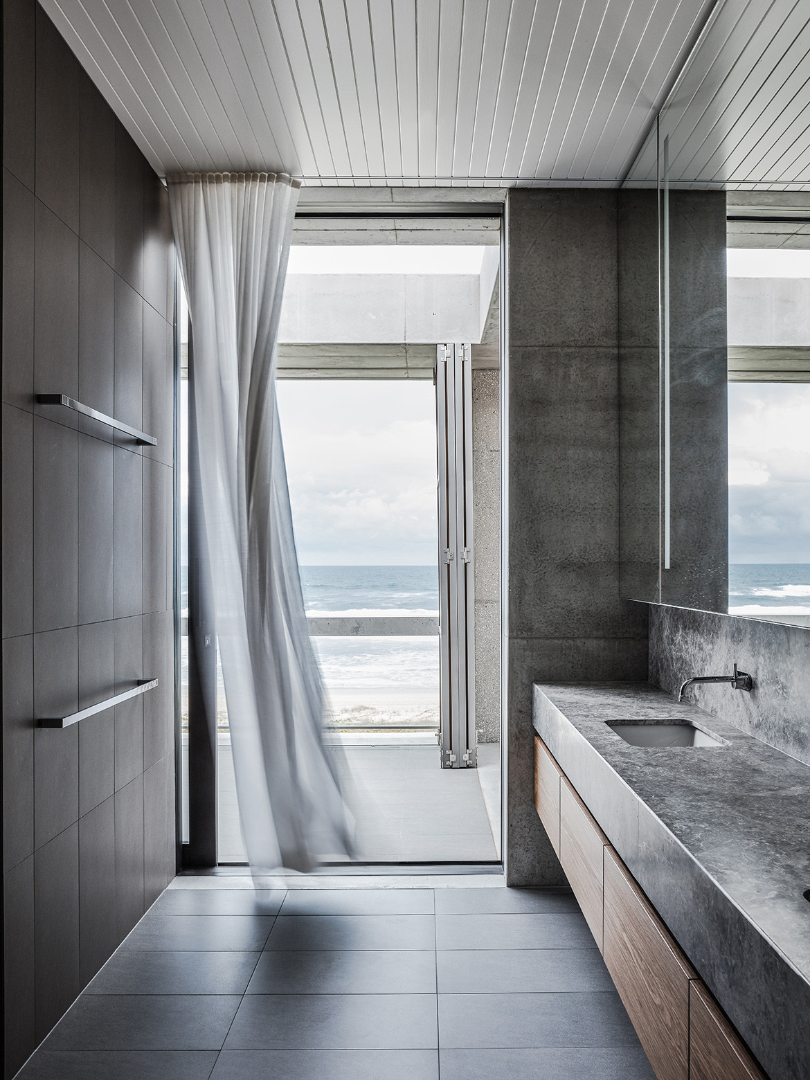 Bathroom of Mermaid Beach Residence by B.E. Architecture featured in Beautifully Brutalist Interiors Of Houses Across Asia Pacific on habitusliving.com cc Andy MacPherson