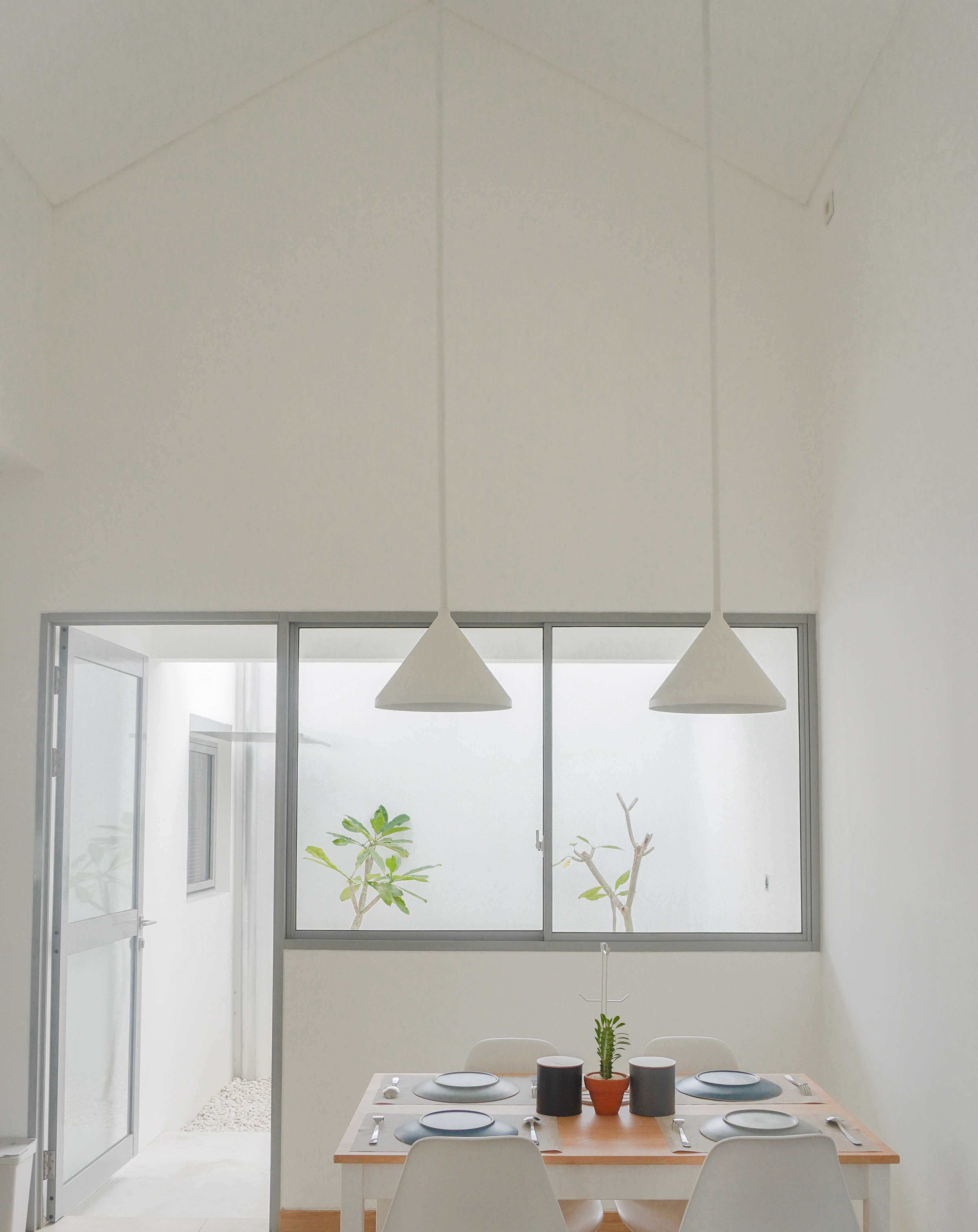 High ceilings and the back patio in Eureka House by Luwist Spatial.