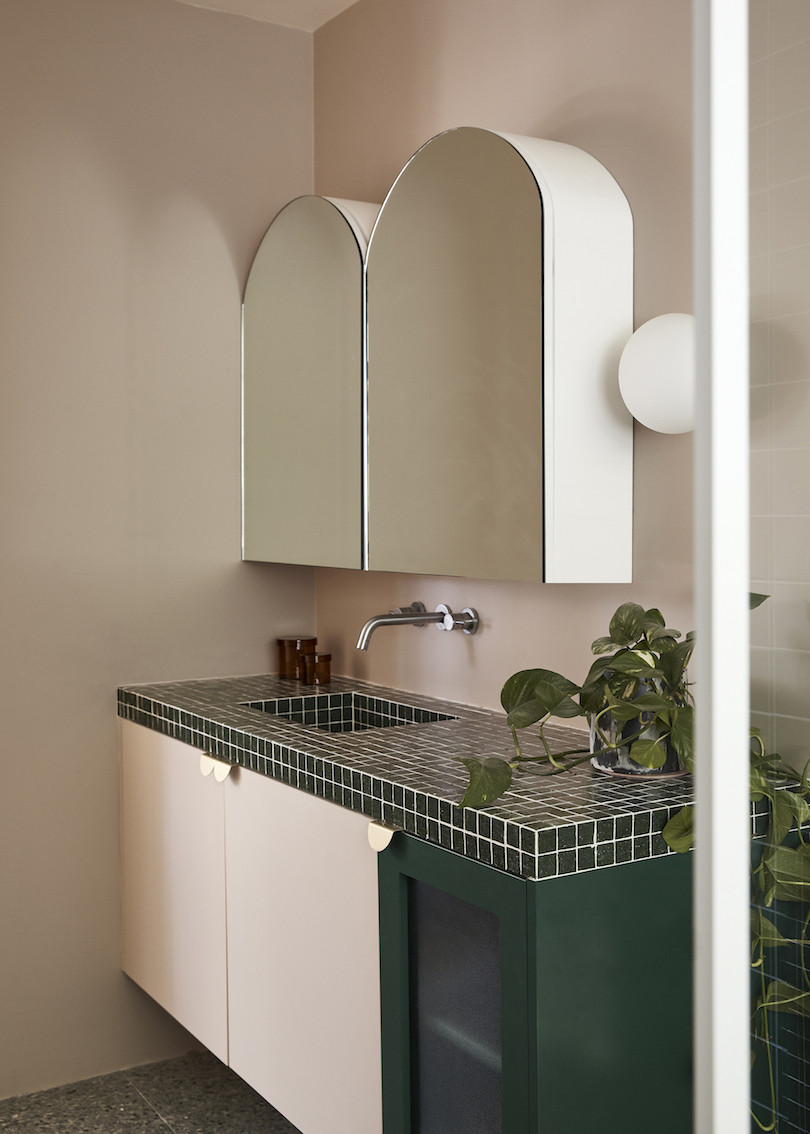 Bathroom with green tiles and white grout in the Wahroonga House by Tom Mark Henry.