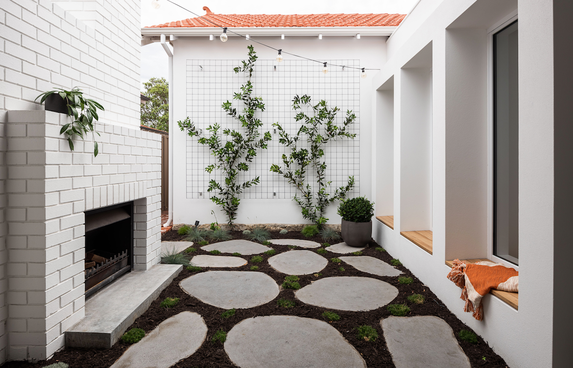 Dalecki Designs Third Avenue house courtyard.