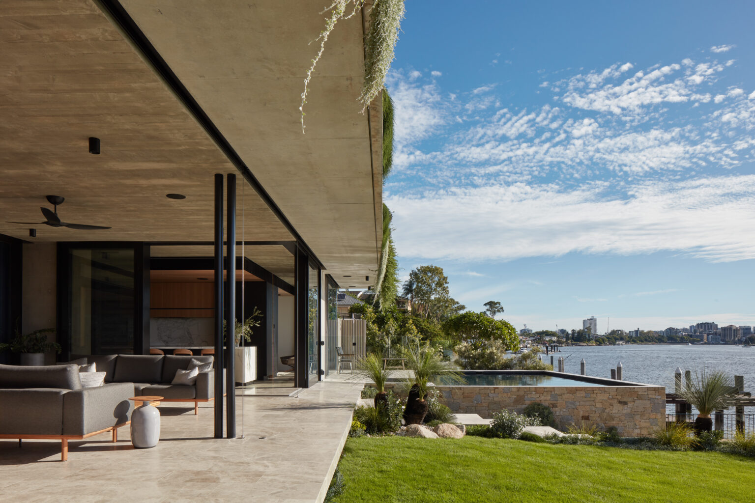 Dilkera – Brisbane living immersed in water, earth and sky