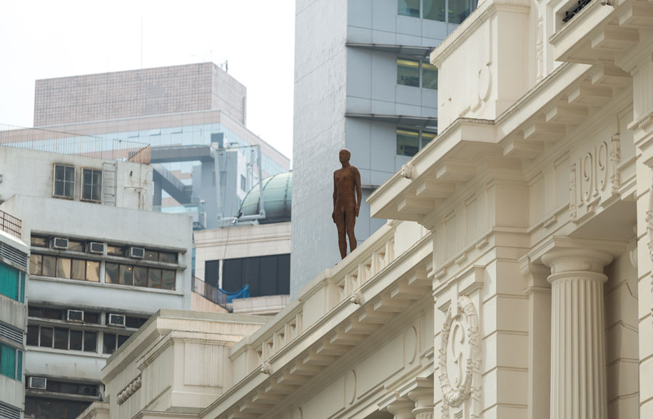 Human sculptures grace Hong Kong in Event Horizon