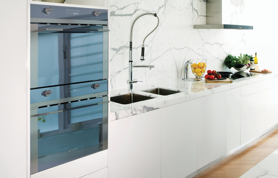 Conceal your dishwasher with Smeg’s latest push-to-open dishwasher