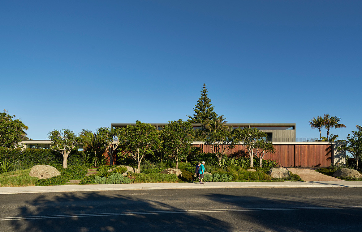 Sunrise House By MCK Architects Embraces The Horizon