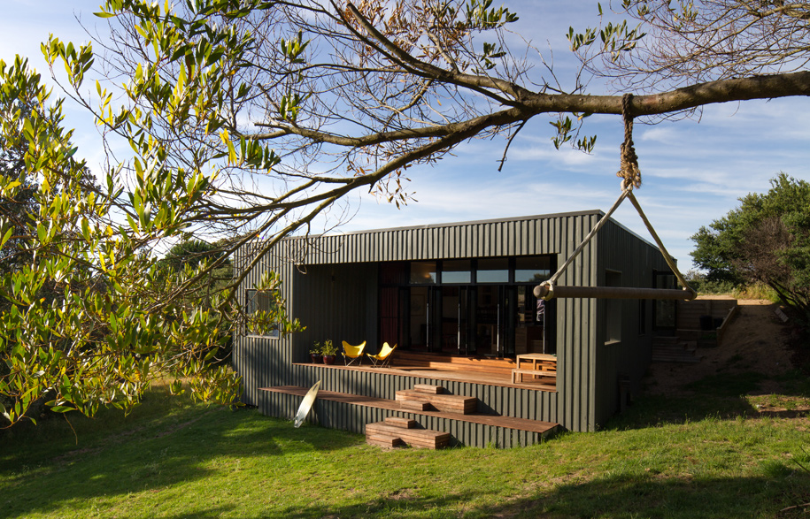 A Kiwi Bach in Victoria by MRTN Architects