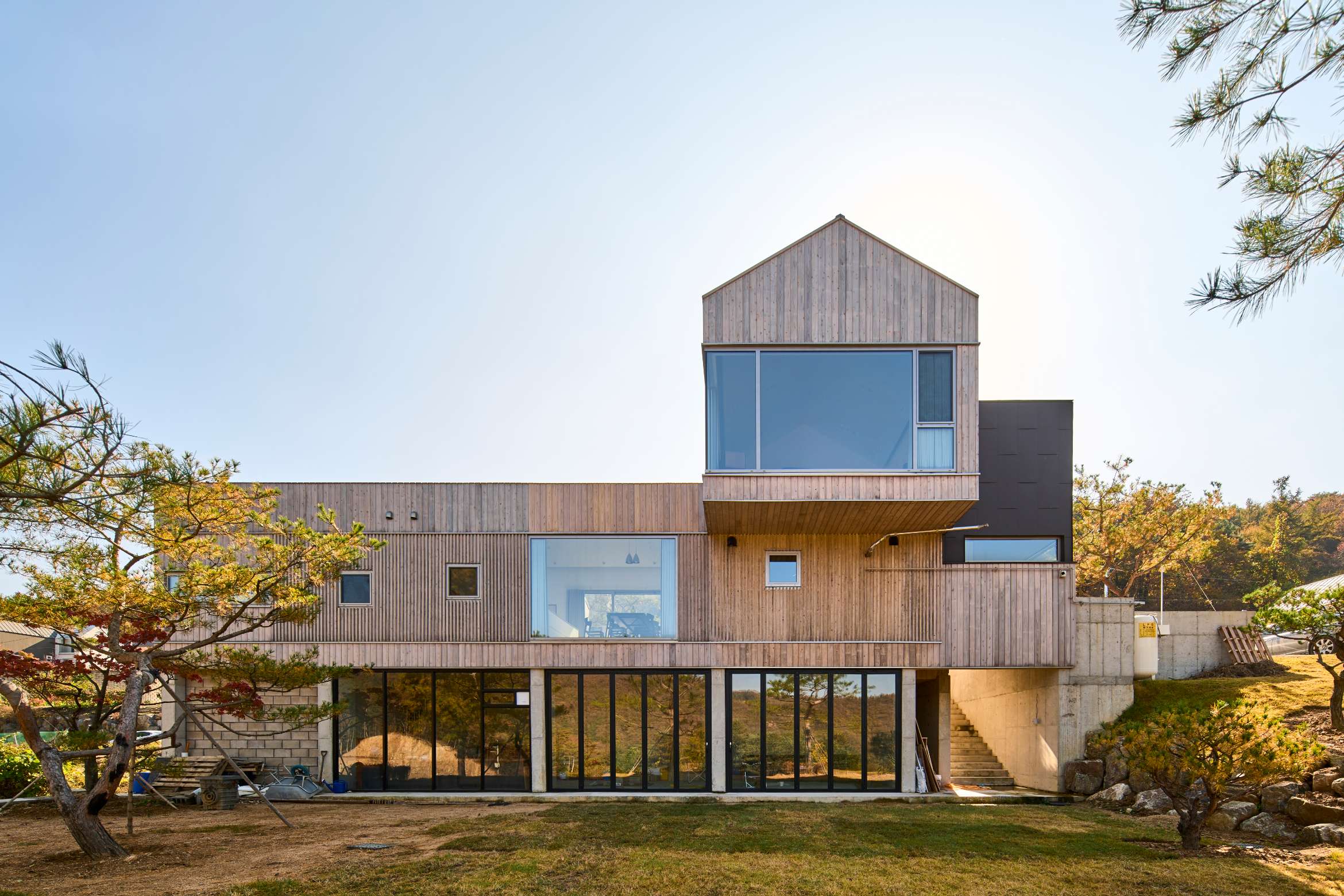 Raw House, a concrete stratum in the Korean countryside