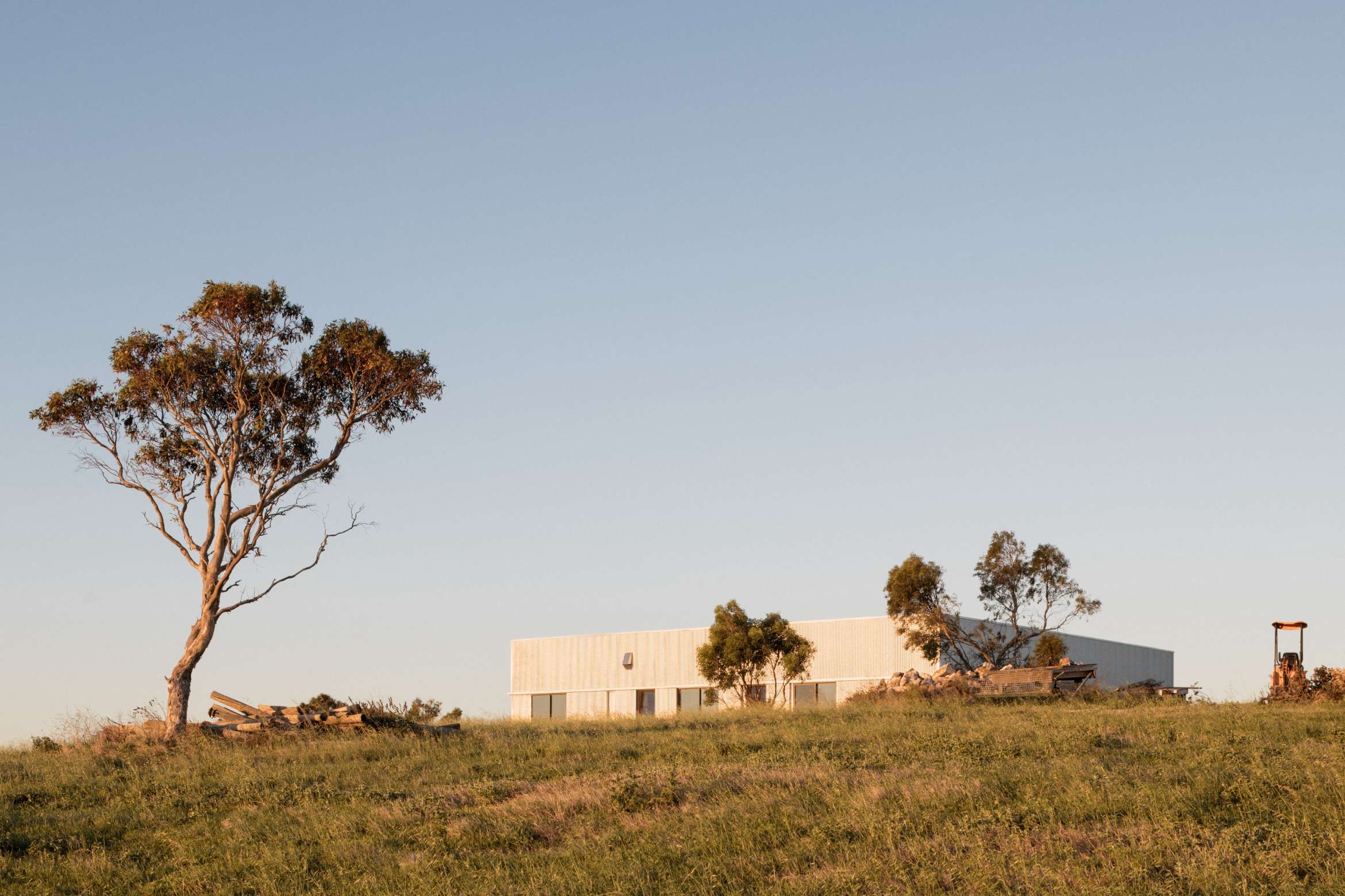 Coastal balance mediates an inner courtyard and outer landscape views