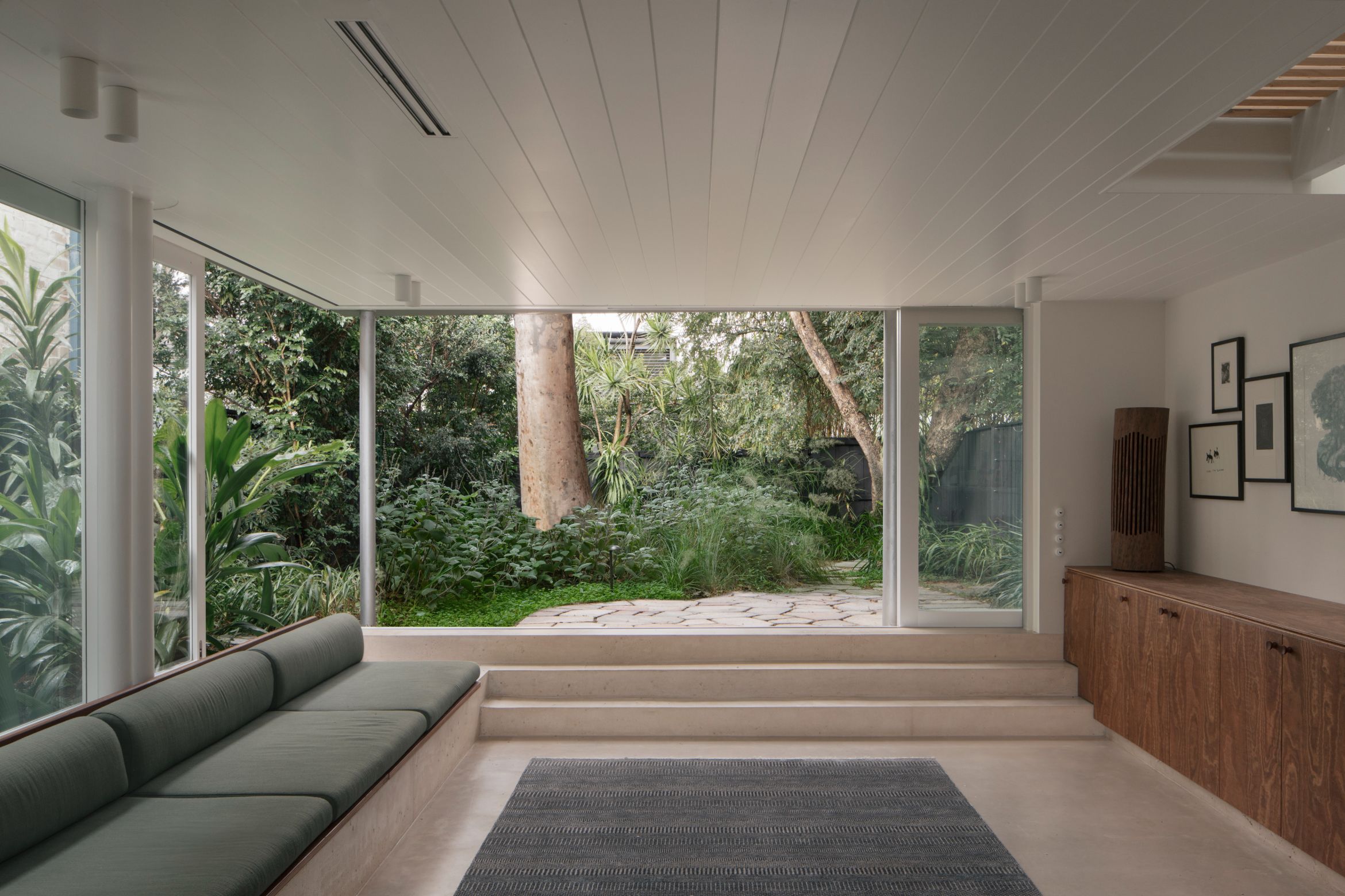 Encompassing garden