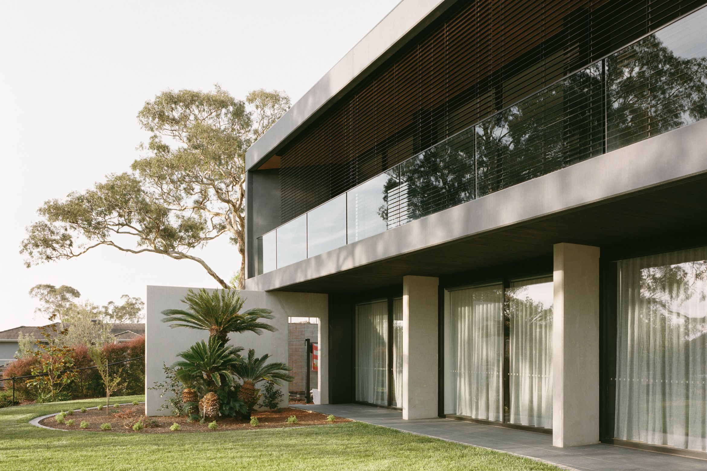 Deakin House combines sculptural beauty with passive principles
