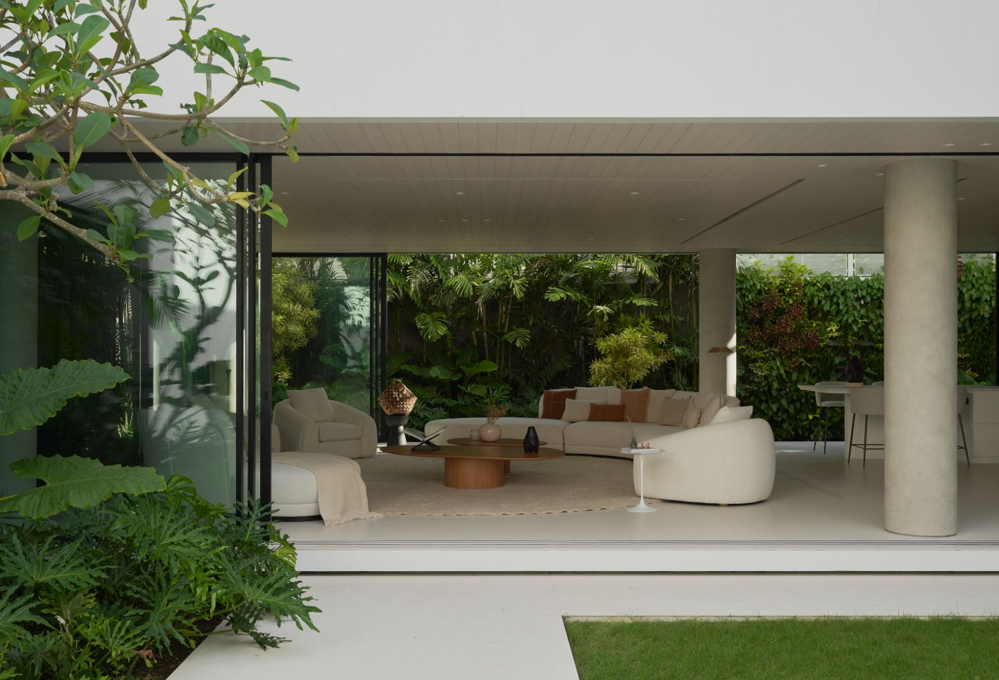 Casa Omo blurs the boundary between built form and the tropical landscape
