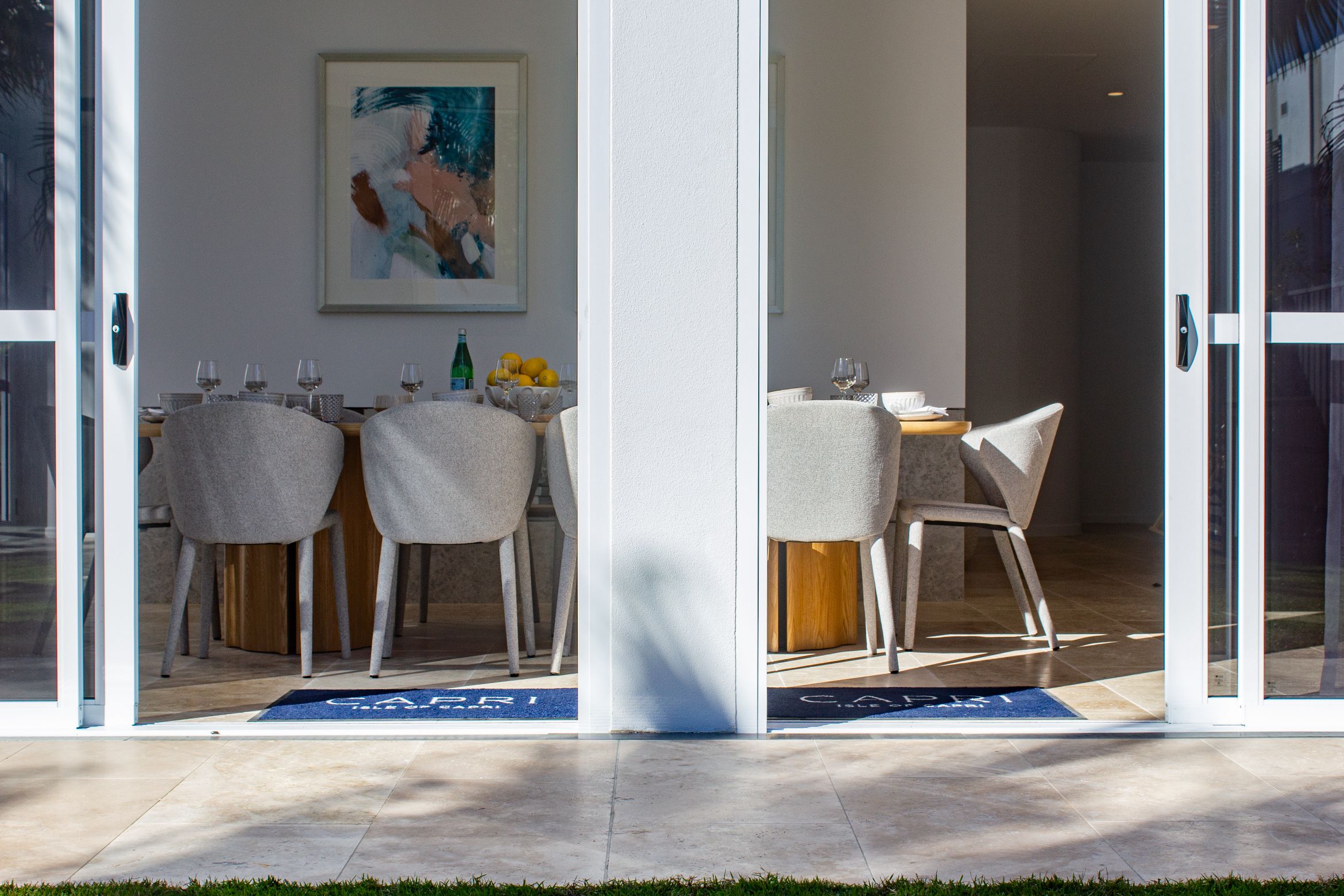 Level entry thresholds and the attractions of indoor and outdoor living