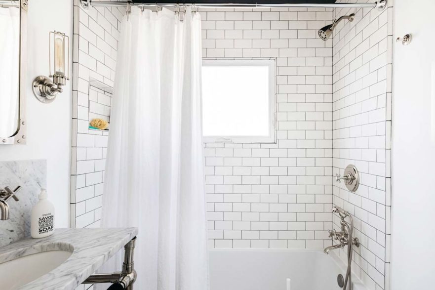 small bathroom ensuite design white with subway tile