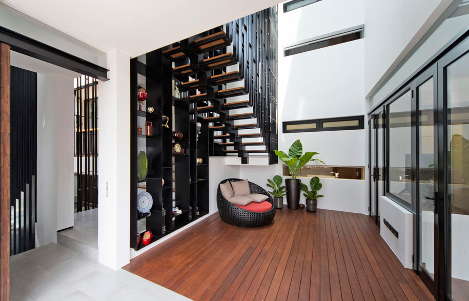 4-master-bedroom-foyer