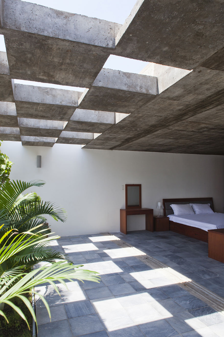 52156a65e8e44e9a45000061_binh-thanh-house-vo-trong-nghia-architects-sanuki-nishizawa-architects_pic14-5f-bedroom