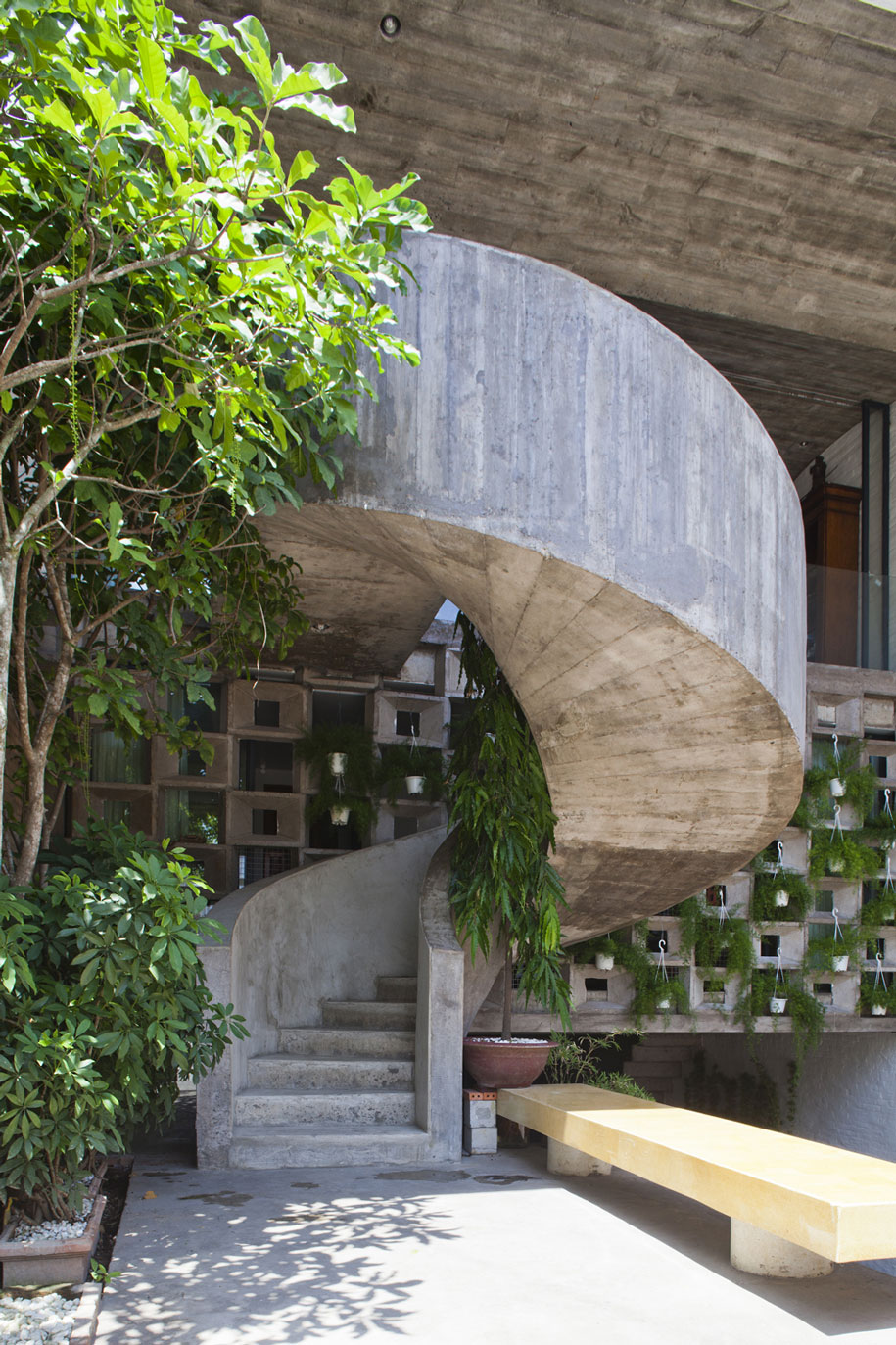 52156a94e8e44e7a180000bd_binh-thanh-house-vo-trong-nghia-architects-sanuki-nishizawa-architects_pic19-stair-1f-2f