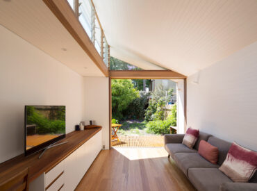 How the Courtyard House in Petersham Works in a Narrow Space