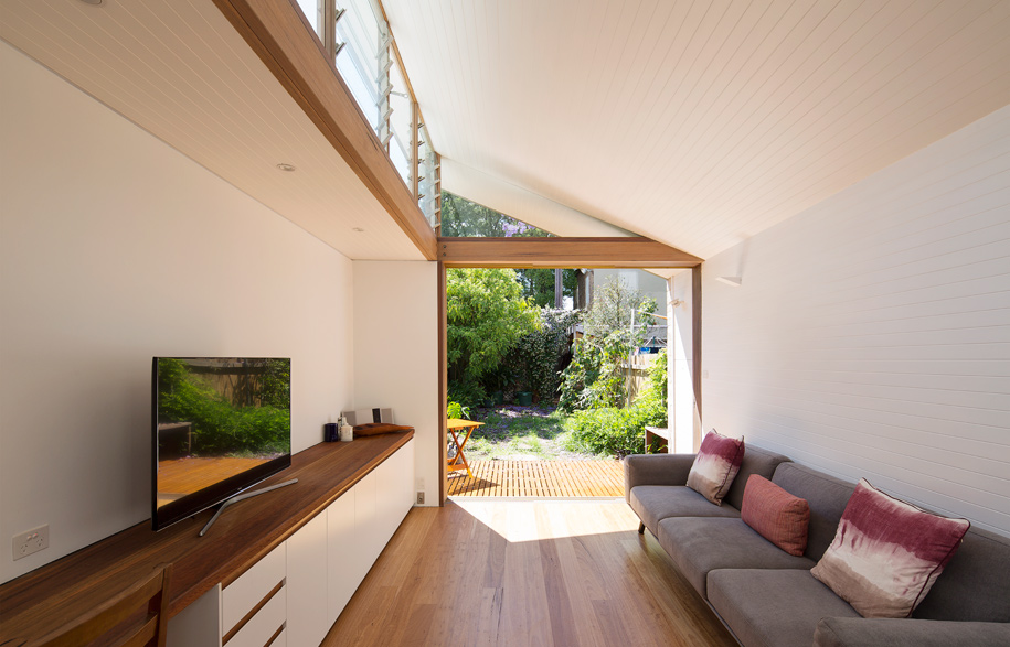 How the Courtyard House in Petersham Works in a Narrow Space