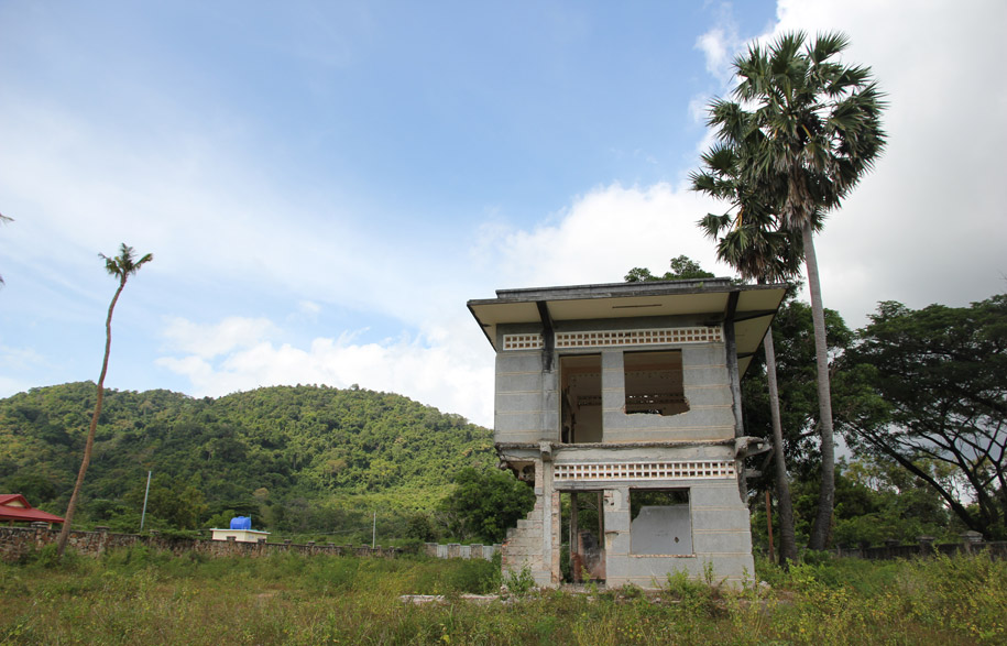 Cambodias-Ghost-Villas-2-habitusliving