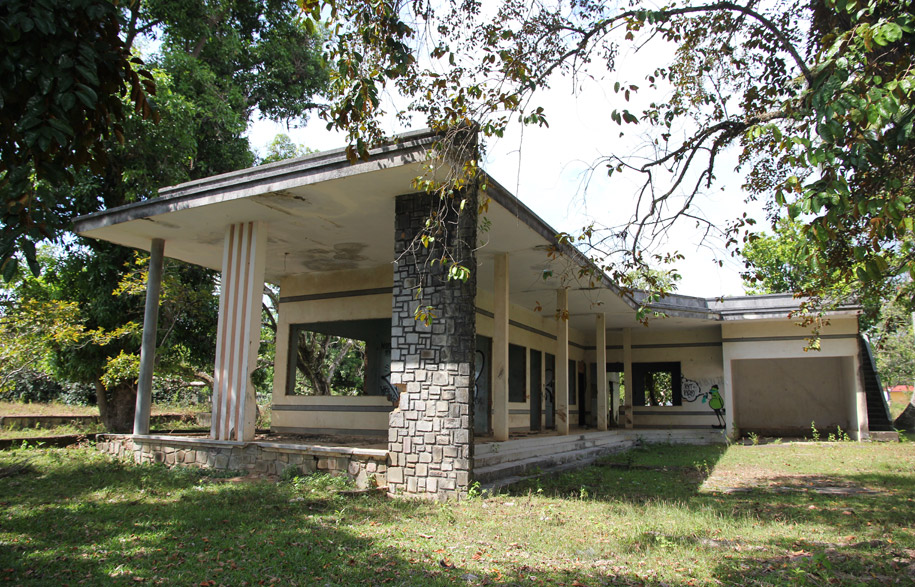 Cambodias-Ghost-Villas-6-habitusliving