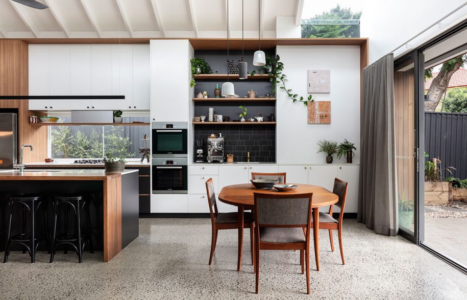 Collectors Cottage Mark Szczerbicki Design Studio CC Tom Ferguson organised kitchen dining walnut