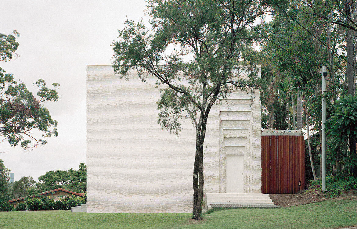 Architect Peter Besley gave Couldrey House, in Brisbane, a windowless west-facing street entry elevation built from off-white bricks to protect the house from the sun.