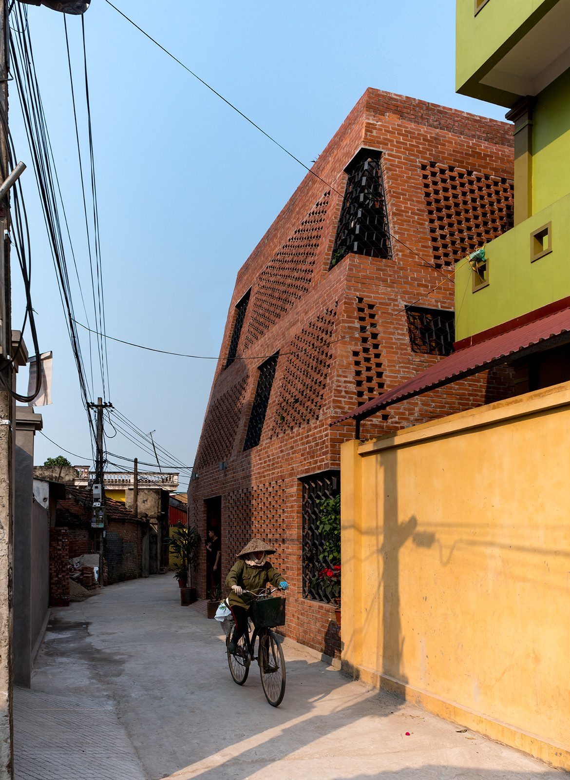 Brick Cave H&P Architects Nguyen Tien Thanh street