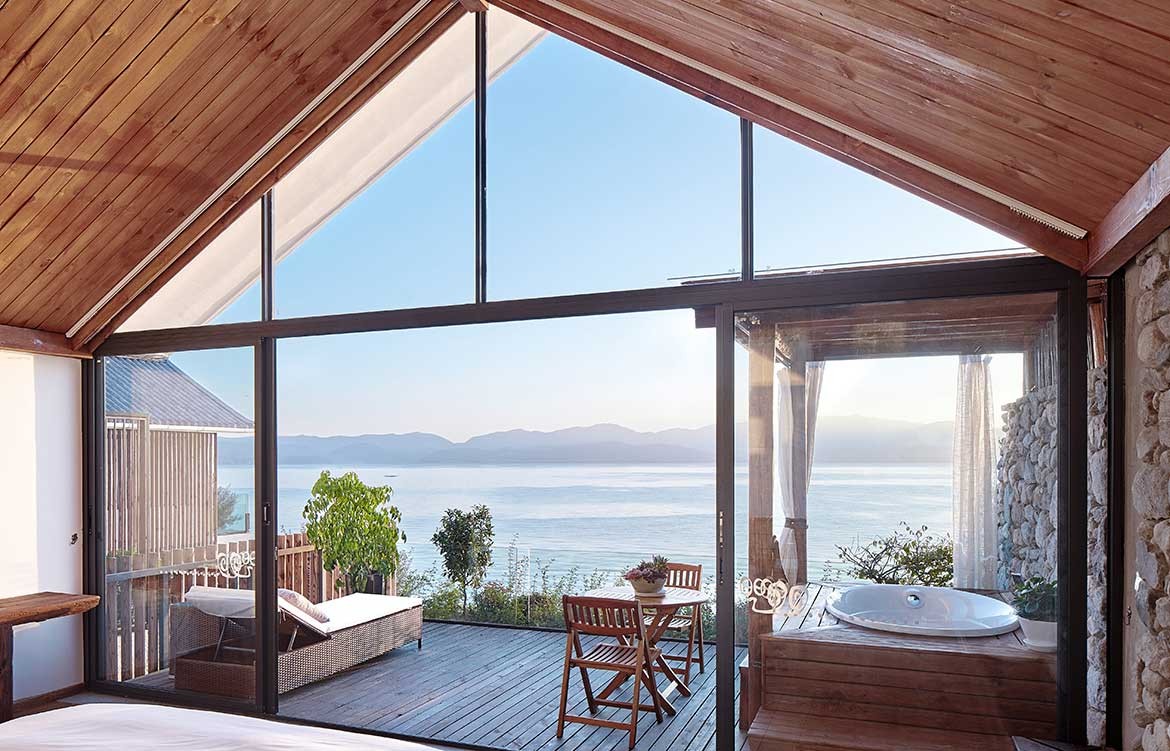 Dali Munwood Lakeside Resort Hotel balcony guestroom