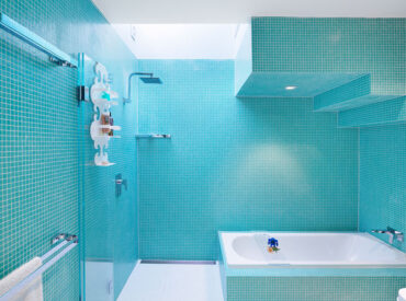 6 Bathrooms that Feature Tiles