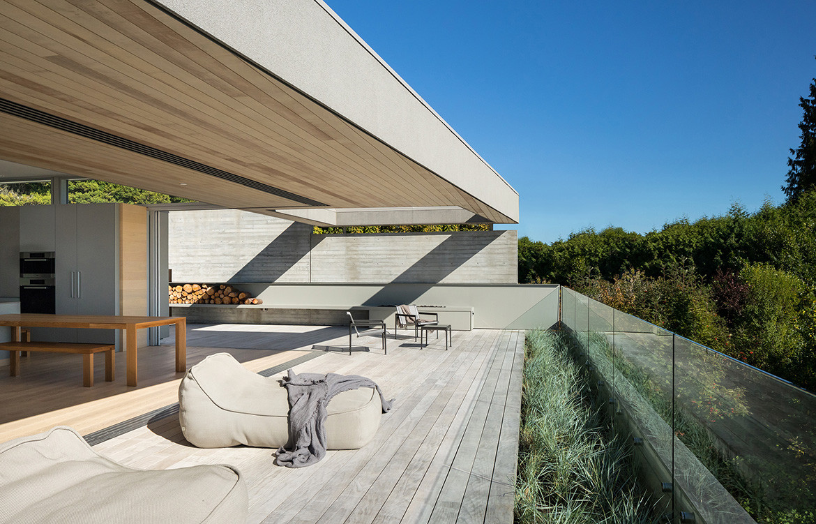 GDay House Mcleod Bovell Modern Houses cc Ema Peter deck and day bed