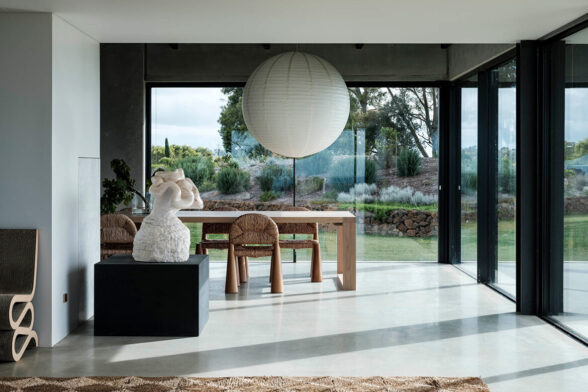 Highlands House by Luke Moloney is a stunning home that connects to the landscape