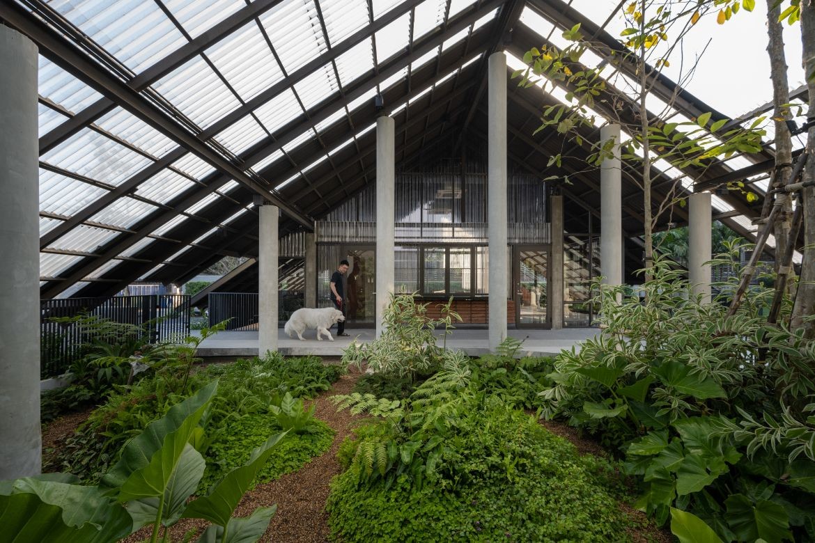 EKAR Architects - A home that teaches dogs tricks