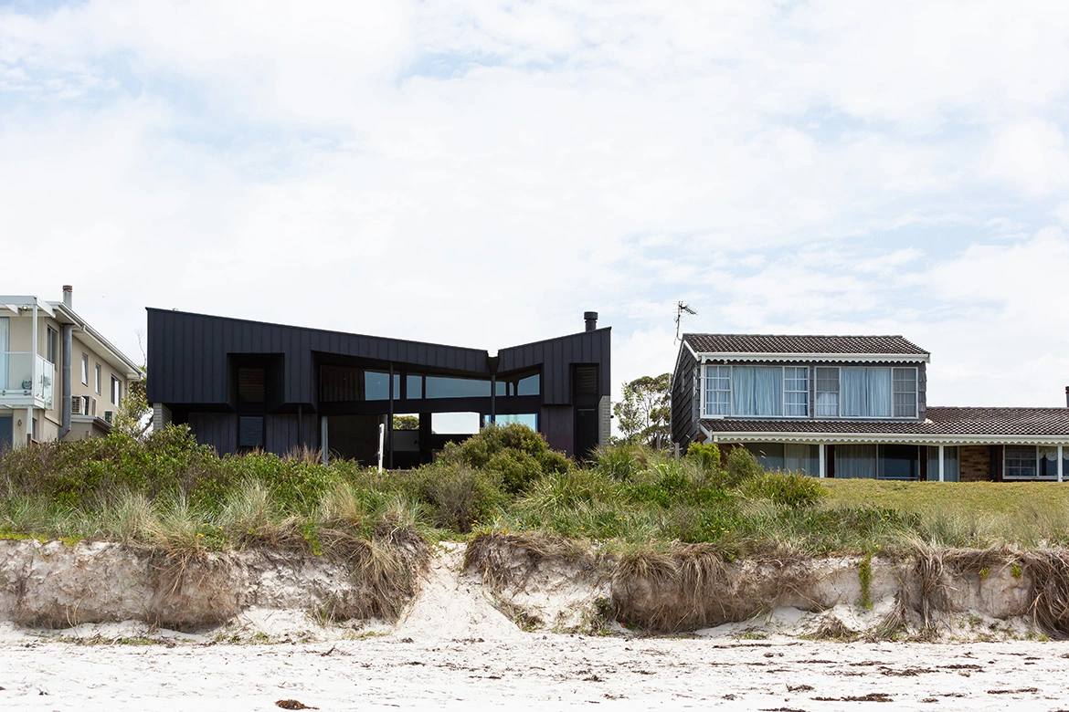 Shelter by the beach: The rich, sturdy and curvaceous materiality of Q House by Robertson Collectif