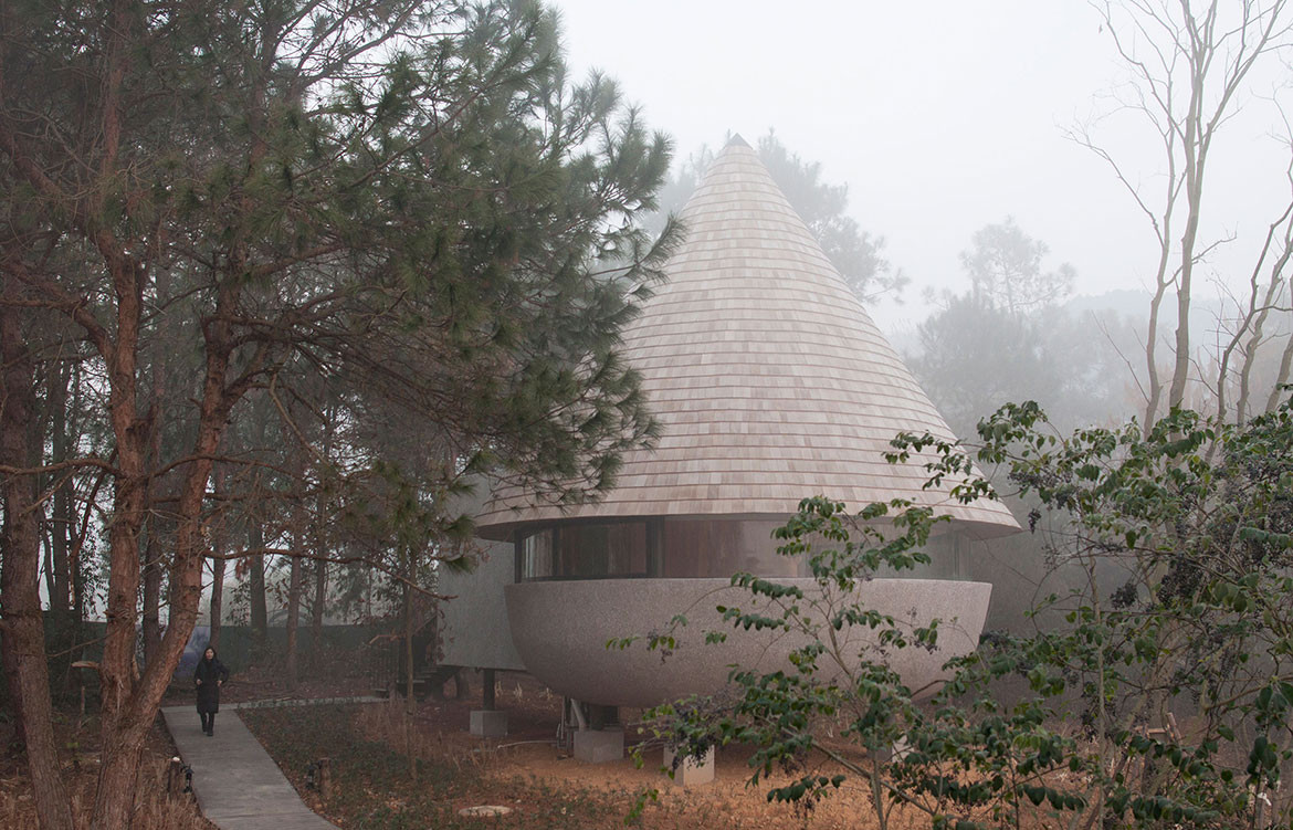 A Cabin That Plays With Volumes