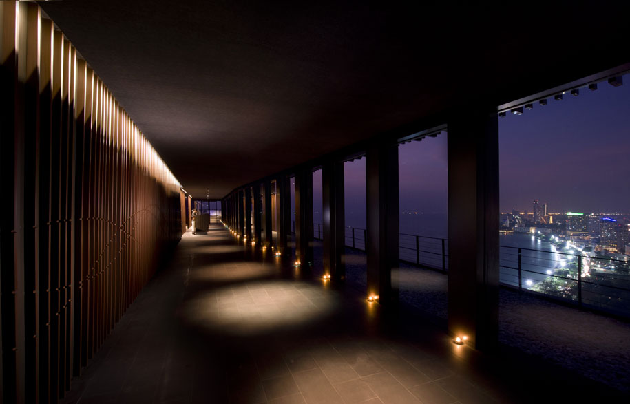 Hilton-Pattaya_Horizon_Aisle,-walk-way