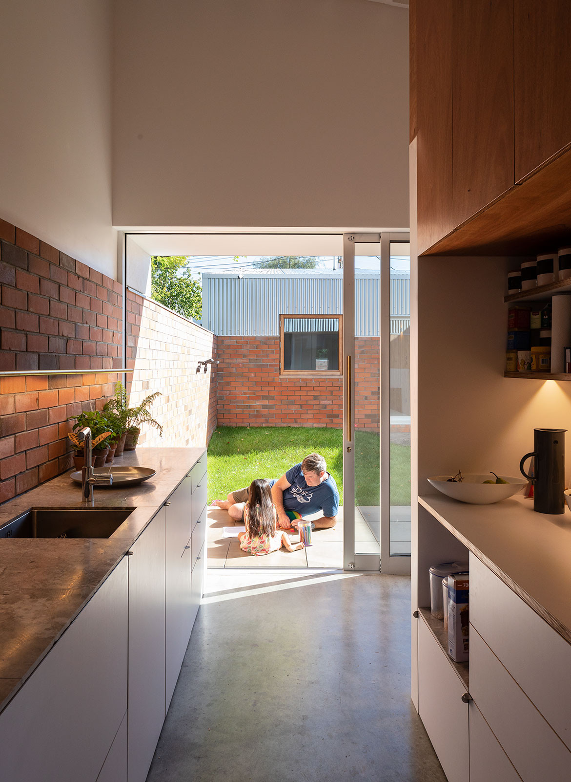 House In Town Christopher Beer Architects CC Patrick Reynolds kitchen outdoor space opening