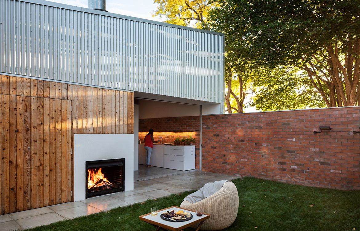 House In Town Christopher Beer Architects CC Patrick Reynolds outdoor kitchen