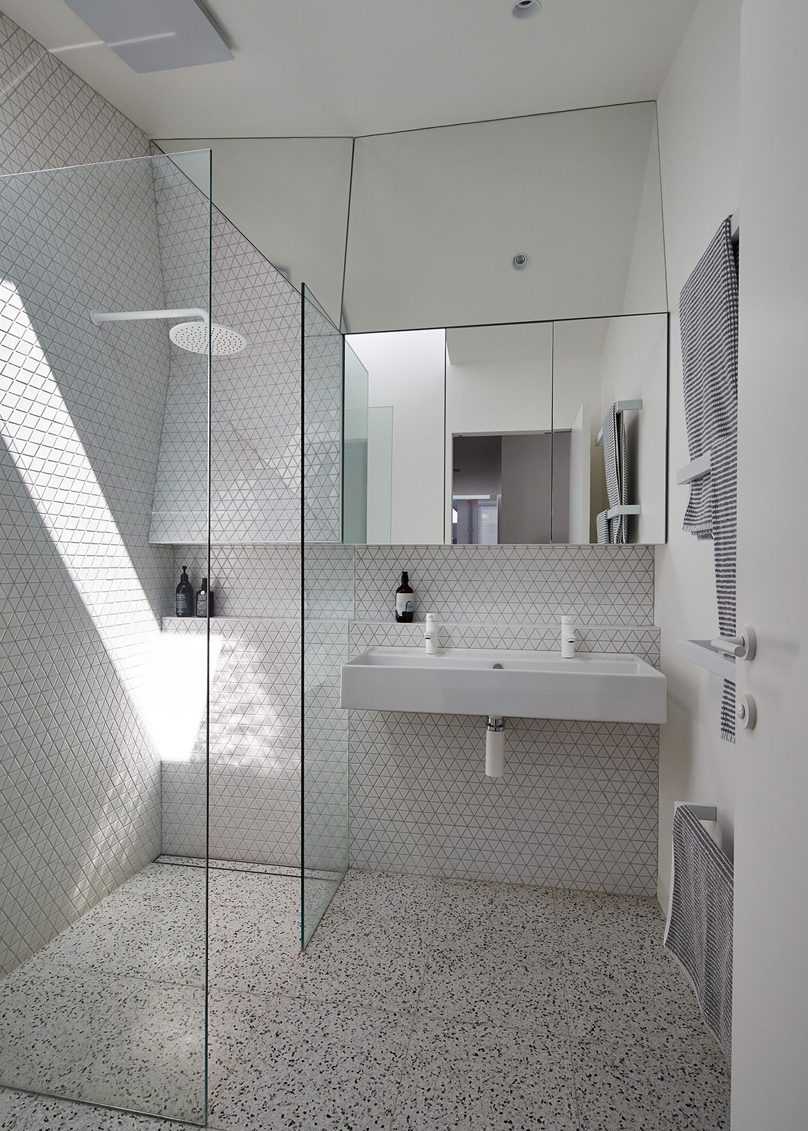 K2 House FMD Architects Fiona Dunin cc Peter Bennetts bathroom