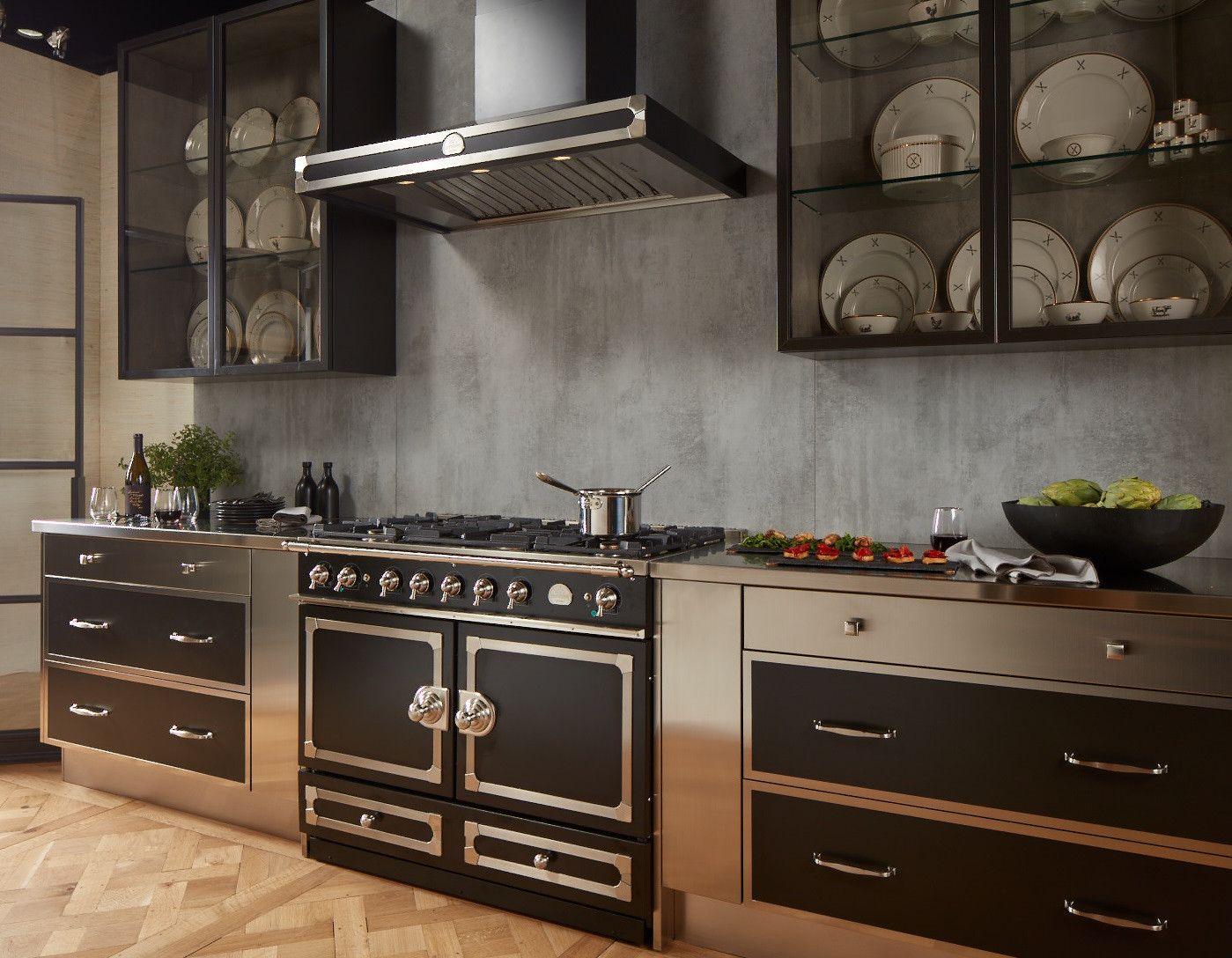 LaCornue_CornuFé110RangeCookerandHood_Lifestyle_01