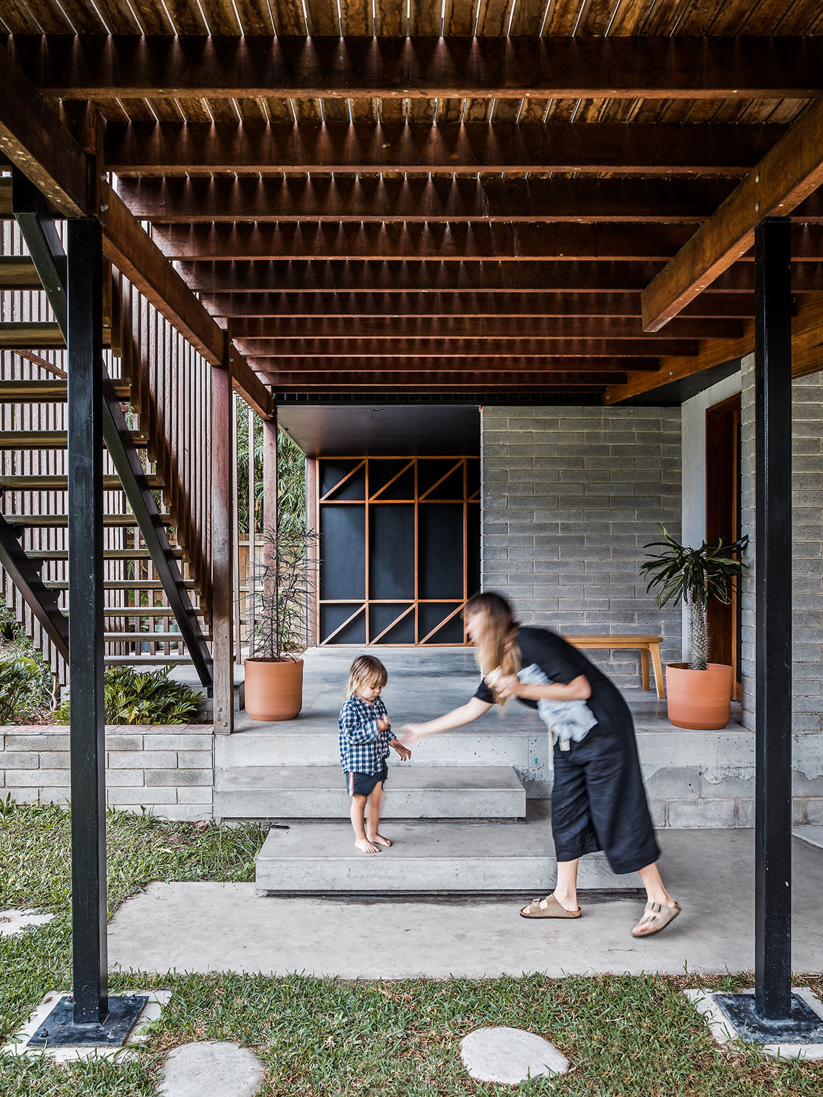 Martin Johnston furniture maker and designer lives in a contemporary Australian coastal house designed by Justin Twohill of Büro Two Architecture in Byron Bay.