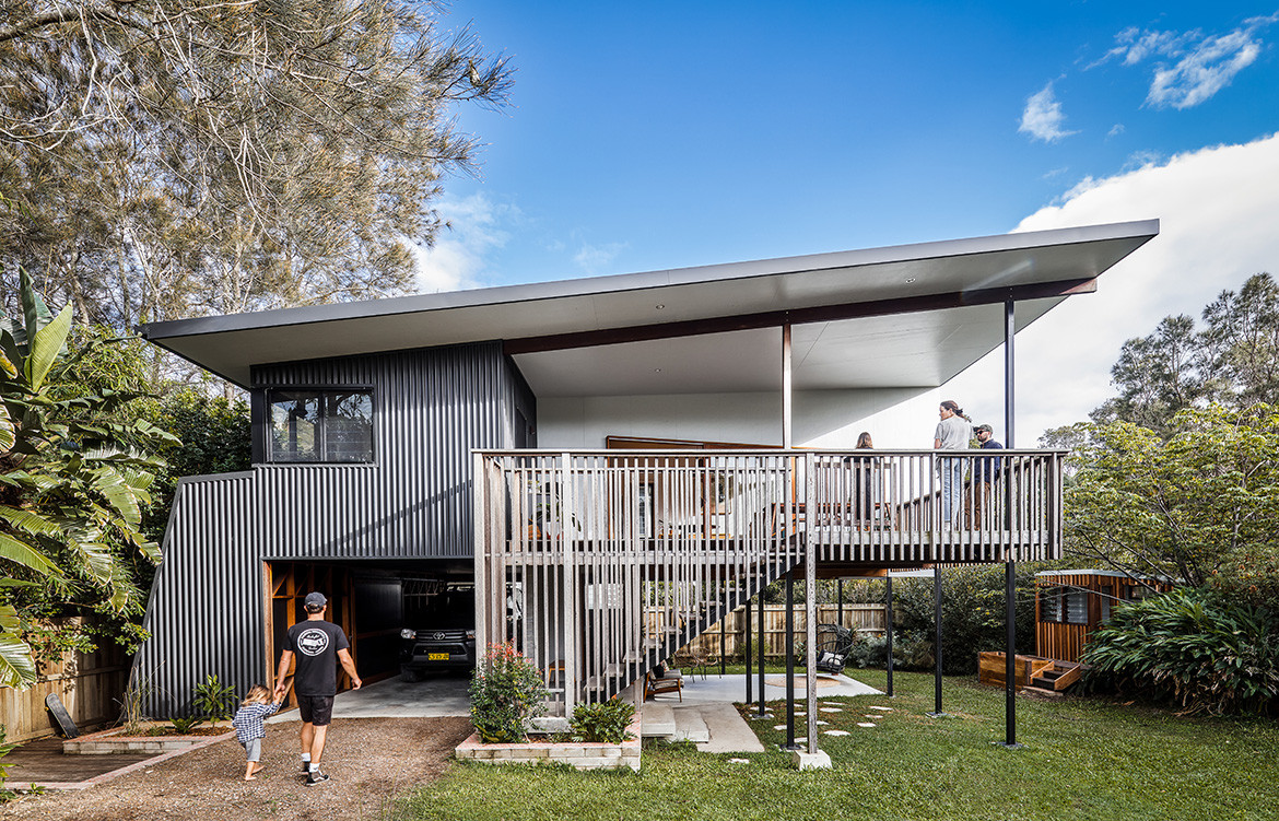 Martin Johnston furniture maker and designer lives in a contemporary Australian coastal house designed by Justin Twohill of Büro Two Architecture in Byron Bay.