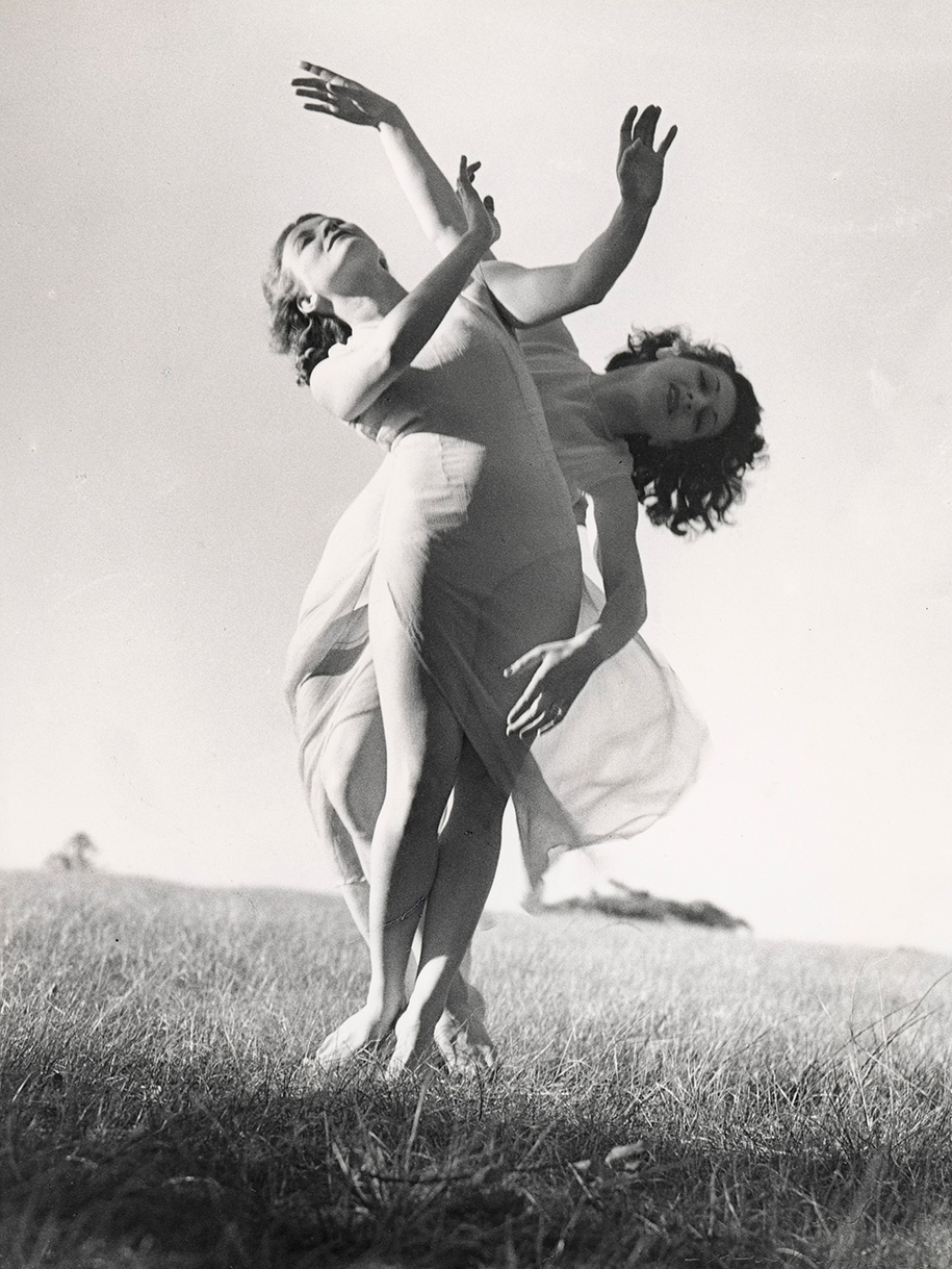 Max_Dupain_Ballet-(Emmy-Towsey-and-Evelyn-Ippen,-Bodenwieser-Dancers-performing-Waterlilies)_1937