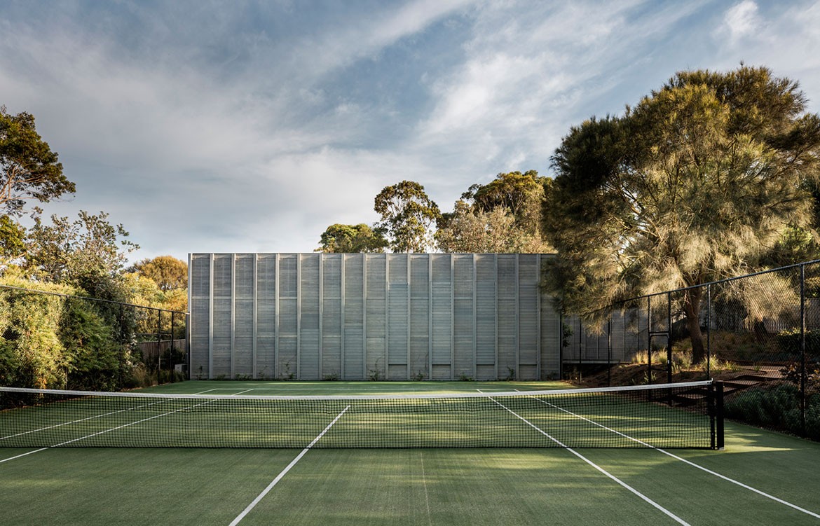 Mitsuori Architects Portsea Sleepout photography by Michael Kay tennis court