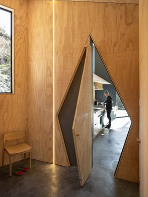 Bivvy House (New Zealand) by Vaughn McQuarrie Architects cc Simon Devitt | Habitus Living House of the Year 2019