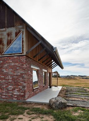 Nulla Vale MRTN Architects CC Peter Bennetts side of house