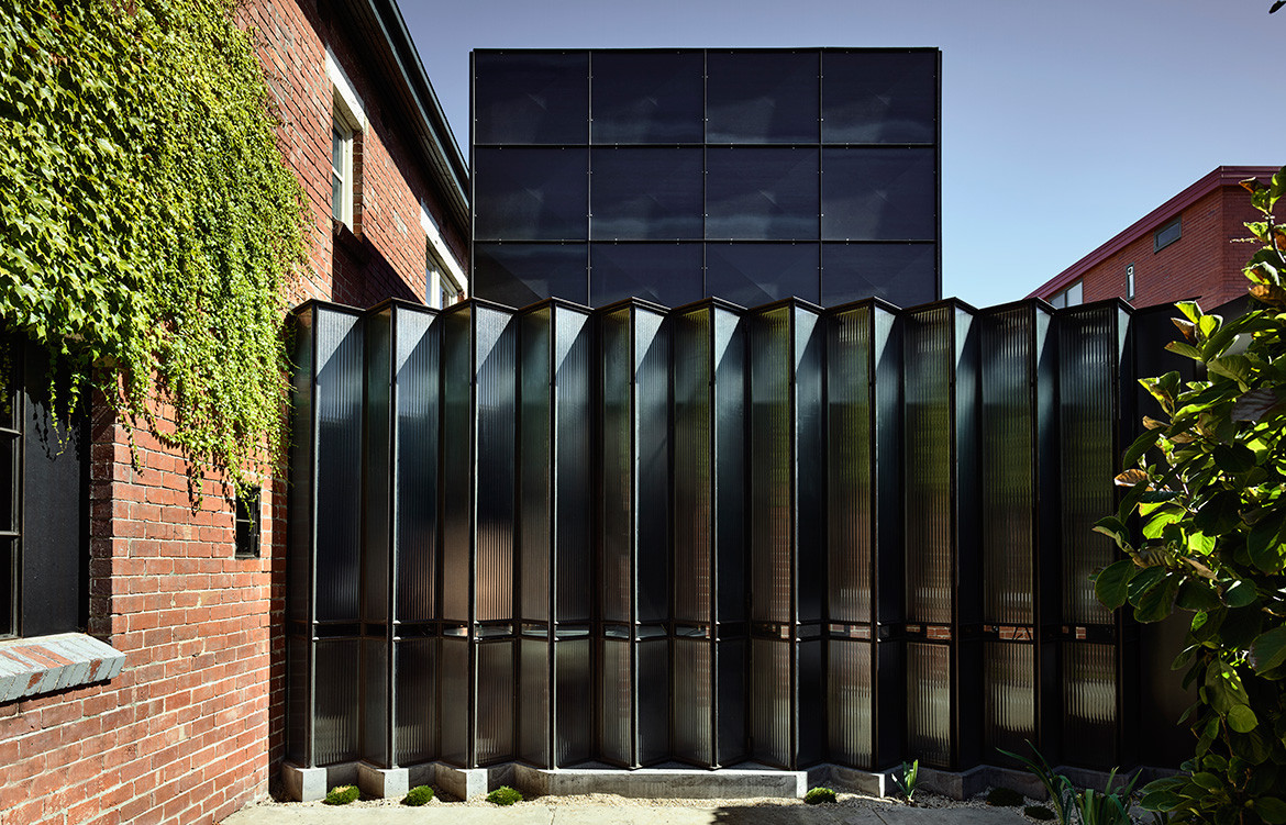 The steel and glass extension to Powell Street House by architect Robert Simeoni comprises the kitchen and dining area, has been finely stitched onto what was previously a 1930s duplex.