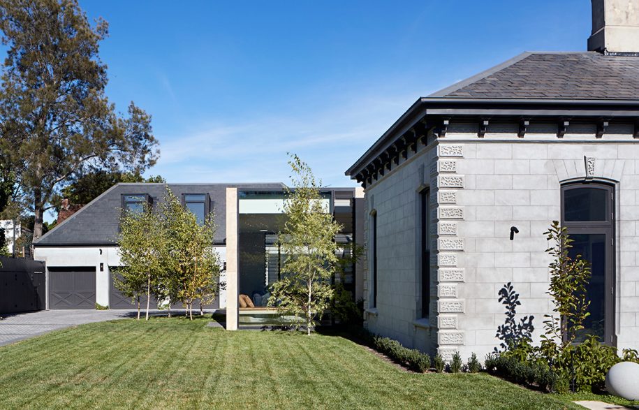 Pavilion House Robson Rak Architects CC Shannon McGrath courtyard