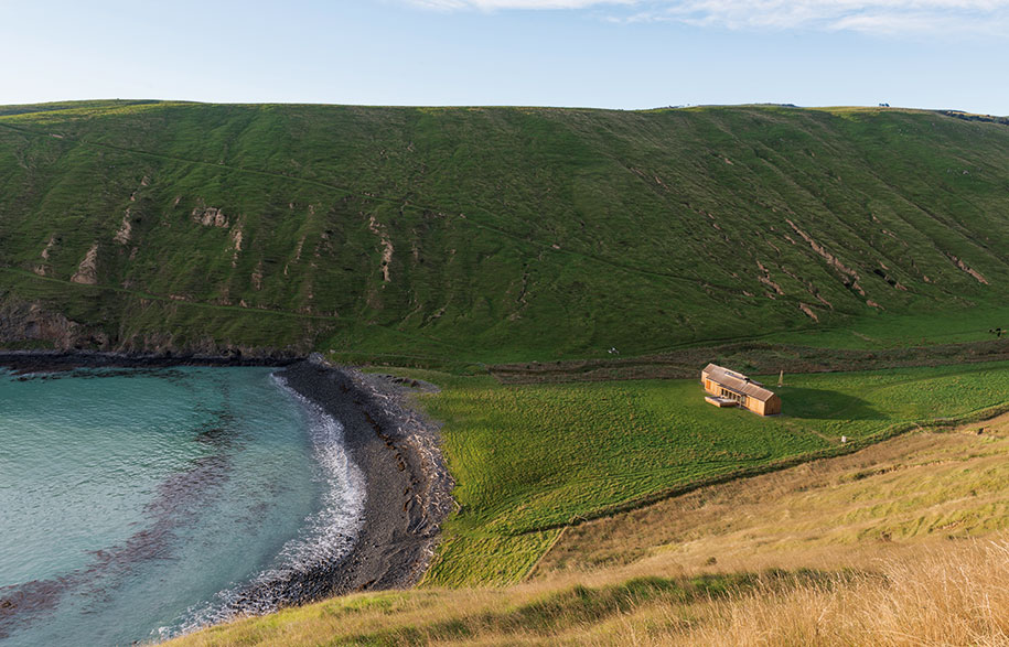 Between Two Harbours: A Scrubby Bay Retreat