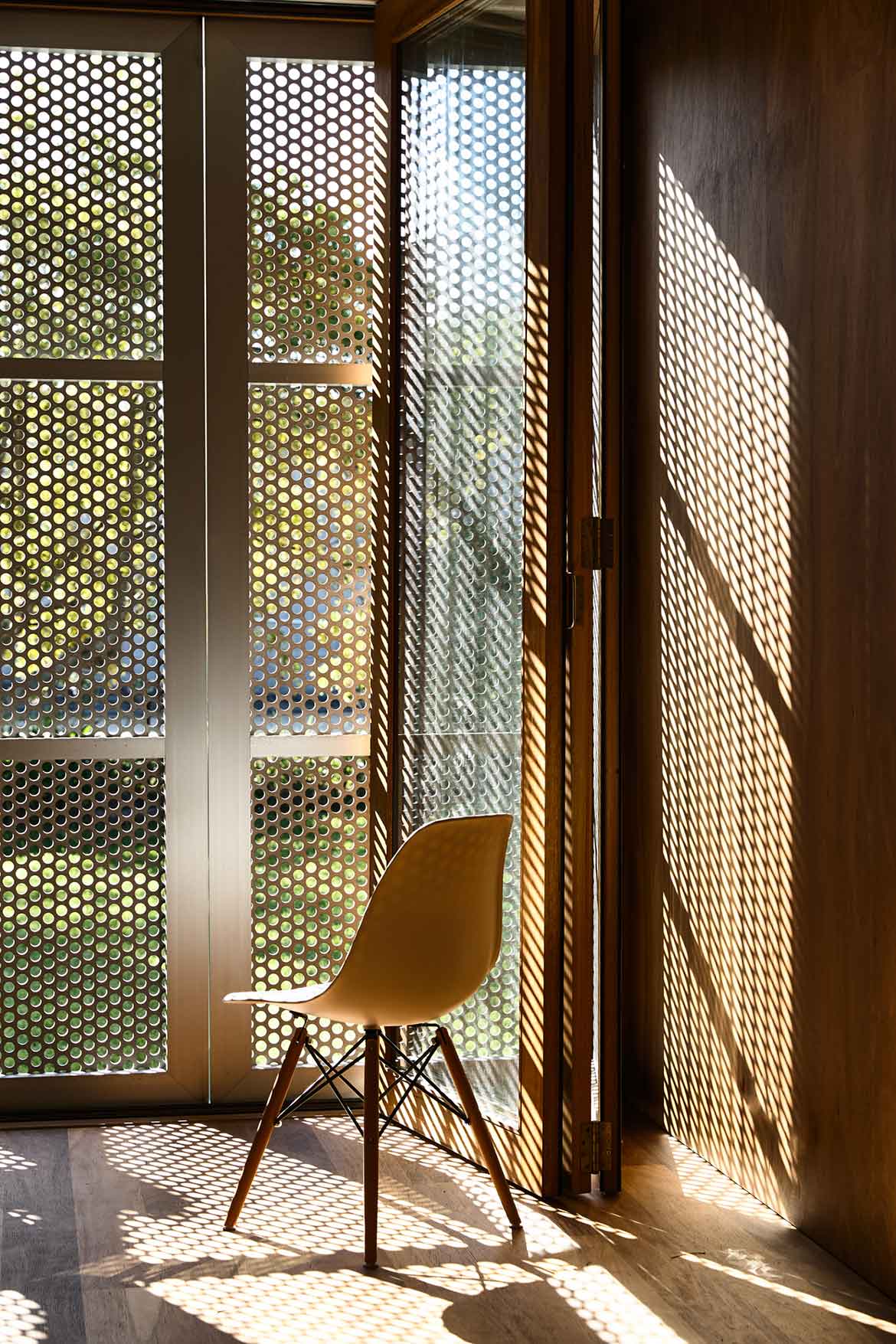 Seaberg House Kerstin Thompson Architecture eames chair