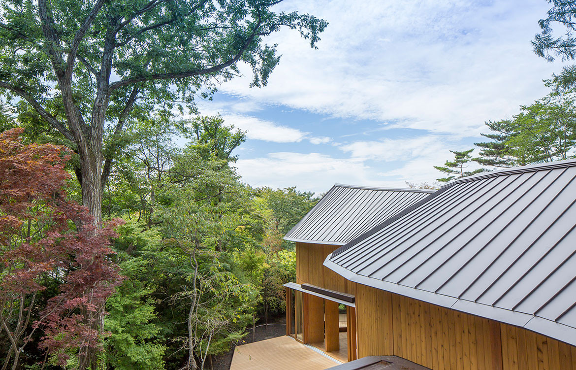 Shishi-Iwa House Shigeru Ban Japan roof surrounds