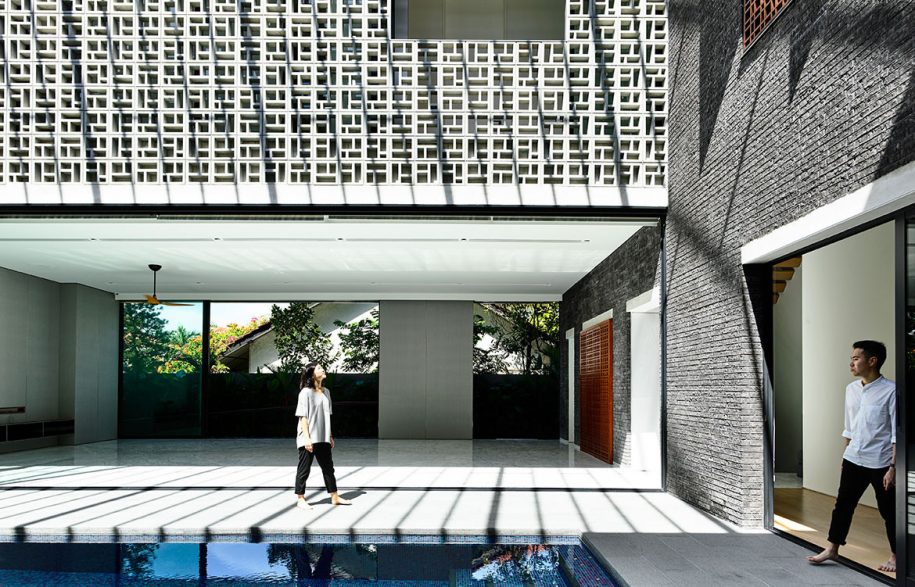 Siglap Plain HYLA Architects cc Derek Swalwell courtyard